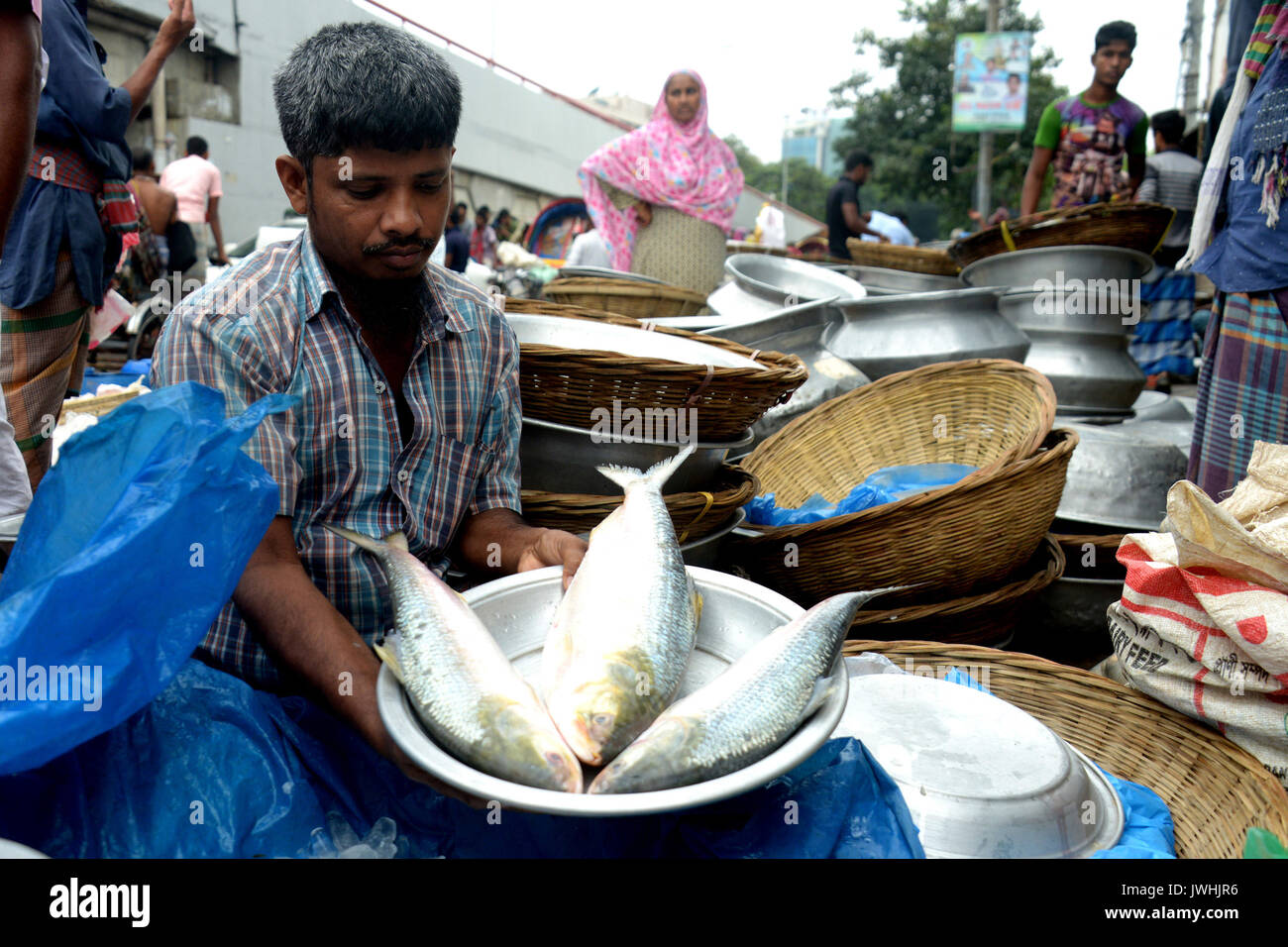 Dacca in Bangladesh. 13 Ago, 2017. I fornitori vendono Hilsa pesce in un mercato a Dhaka, nel Bangladesh, Agosto 13, 2017. Hilsa, Bangladesh National fish popolare per la sua gustosa carne, è impostata per essere registrati come il paese della seconda indicazione geografica (GI) prodotto secondo le linee guida dell'Organizzazione Mondiale della Proprietà Intellettuale (OMPI). Credito: Salim Reza/Xinhua/Alamy Live News Foto Stock