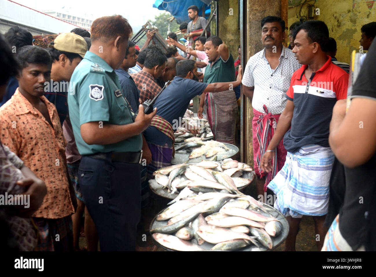 Dacca in Bangladesh. 13 Ago, 2017. I fornitori vendono Hilsa pesce in un mercato a Dhaka, nel Bangladesh, Agosto 13, 2017. Hilsa, Bangladesh National fish popolare per la sua gustosa carne, è impostata per essere registrati come il paese della seconda indicazione geografica (GI) prodotto secondo le linee guida dell'Organizzazione Mondiale della Proprietà Intellettuale (OMPI). Credito: Salim Reza/Xinhua/Alamy Live News Foto Stock