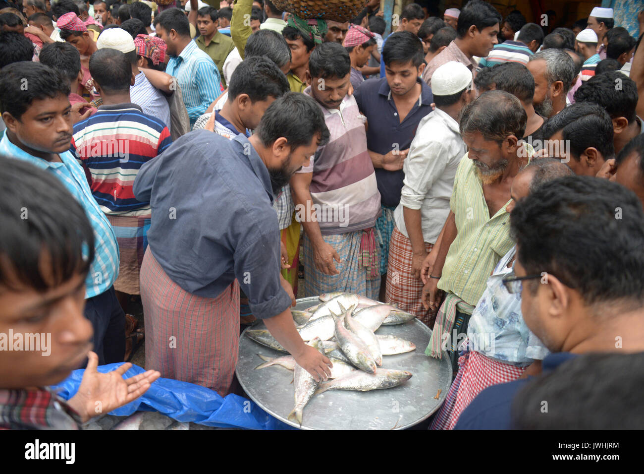 Dacca in Bangladesh. 13 Ago, 2017. I fornitori vendono Hilsa pesce in un mercato a Dhaka, nel Bangladesh, Agosto 13, 2017. Hilsa, Bangladesh National fish popolare per la sua gustosa carne, è impostata per essere registrati come il paese della seconda indicazione geografica (GI) prodotto secondo le linee guida dell'Organizzazione Mondiale della Proprietà Intellettuale (OMPI). Credito: Salim Reza/Xinhua/Alamy Live News Foto Stock