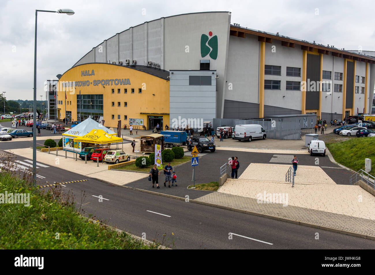 Bielsko-Biala, Polonia. 12 Ago, 2017. International Automotive fiere - Motorshow Bielsko-Biala. Edificio principale. Credito: Lukasz Obermann/Alamy Live News Foto Stock