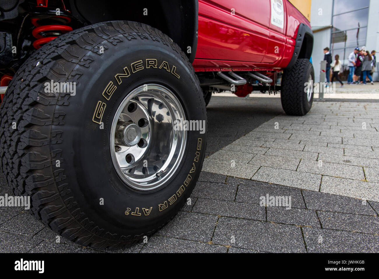 Bielsko-Biala, Polonia. 12 Ago, 2017. International Automotive fiere - Motorshow Bielsko-Biala. Vista su una ruota di un pickup Ram 1500 heavy duty. Credito: Lukasz Obermann/Alamy Live News Foto Stock