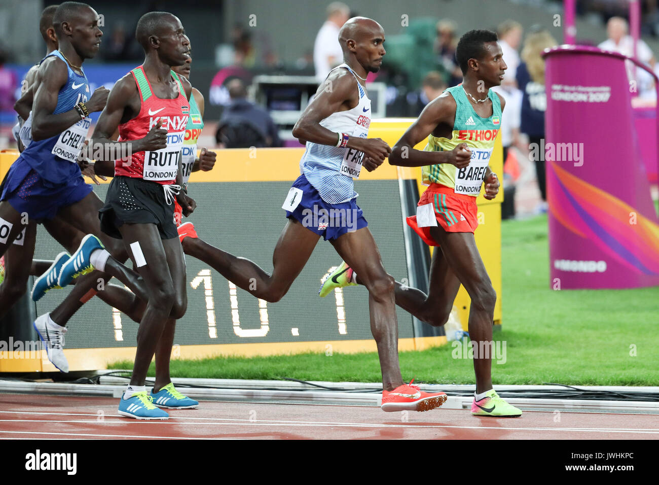 Londra, Regno Unito. 12 Ago, 2017. Mo Farah, Gran Bretagna, Ciro Rutto, Kenya e Selemon Barega, Etiopia, portare il pacco nelle prime fasi di uomini 5000m finale del giorno nove della IAAF London 2017 Campionati del mondo presso il London Stadium. Credito: Paolo Davey/Alamy Live News Foto Stock