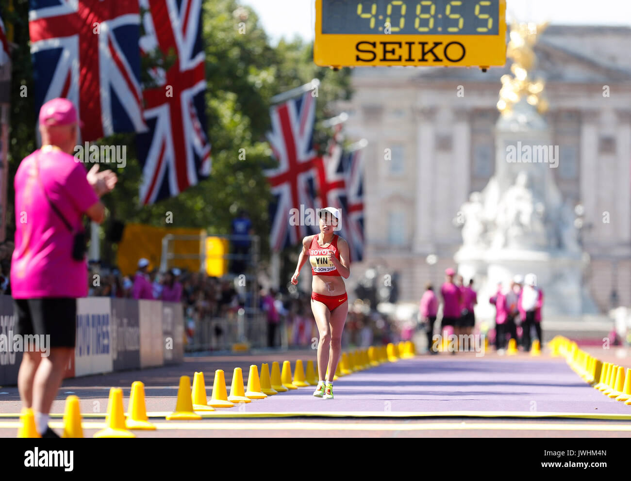 Londra, Regno Unito. 13 Ago, 2017. Yin Hang della Cina compete durante la donna 50km di corsa a piedi durante il giorno 10 presso la IAAF Campionati del Mondo 2017 a Londra, in Gran Bretagna il 13 agosto, 2017. Credito: Han Yan/Xinhua/Alamy Live News Foto Stock