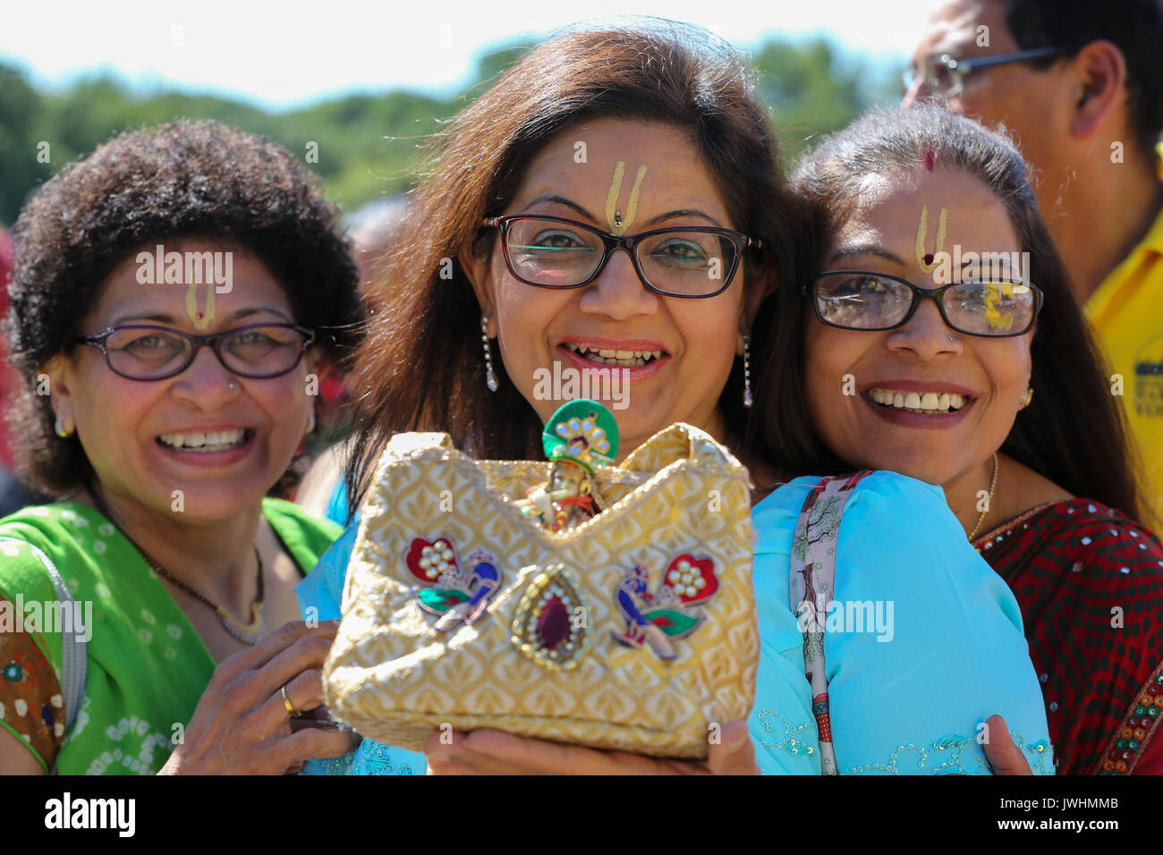 Watford, Regno Unito. 13 Agosto, 2017. I devoti arriva a Bhaktivedanta Manor, gli Hare Krishna Temple a Watford per il festival di Janmashtami. Si tratta di una celebrazione della nascita di Krishna, con decine di migliaia di persone che frequentano oltre due giorni, ed è il più grande di tali eventi al di fuori dell India. Bhaktivedanta Manor è stata donata al Hare Krishna circolazione nei primi anni settanta da ex Beatle George Harrison. Credito: Dinendra Haria/Alamy Live News Foto Stock