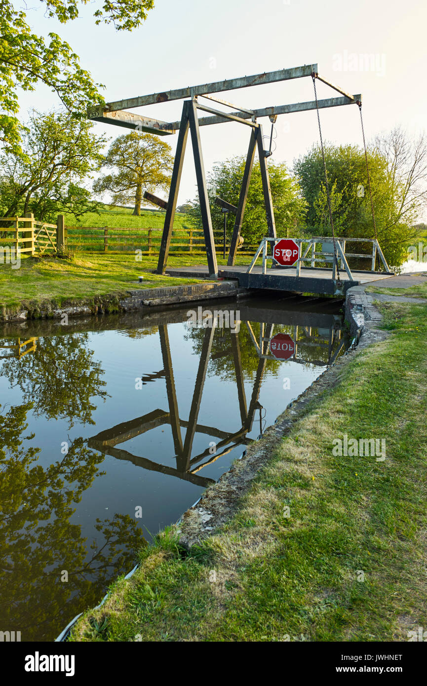 Ponte di sollevamento vicino Whitchurch sul canale di Llangollen Foto Stock