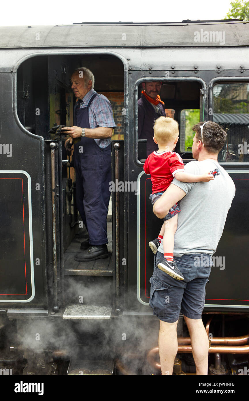Bambino Piccolo essendo mostrato locomotiva a vapore a Llangollen stazione in Galles Foto Stock