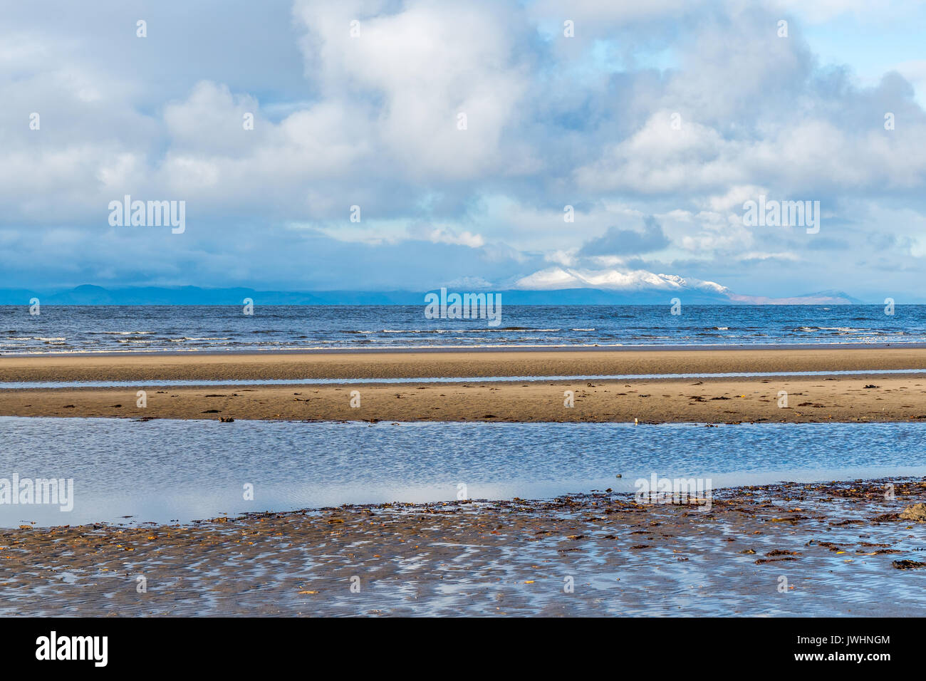 L'isola di Arran da Ayr Beach. Foto Stock