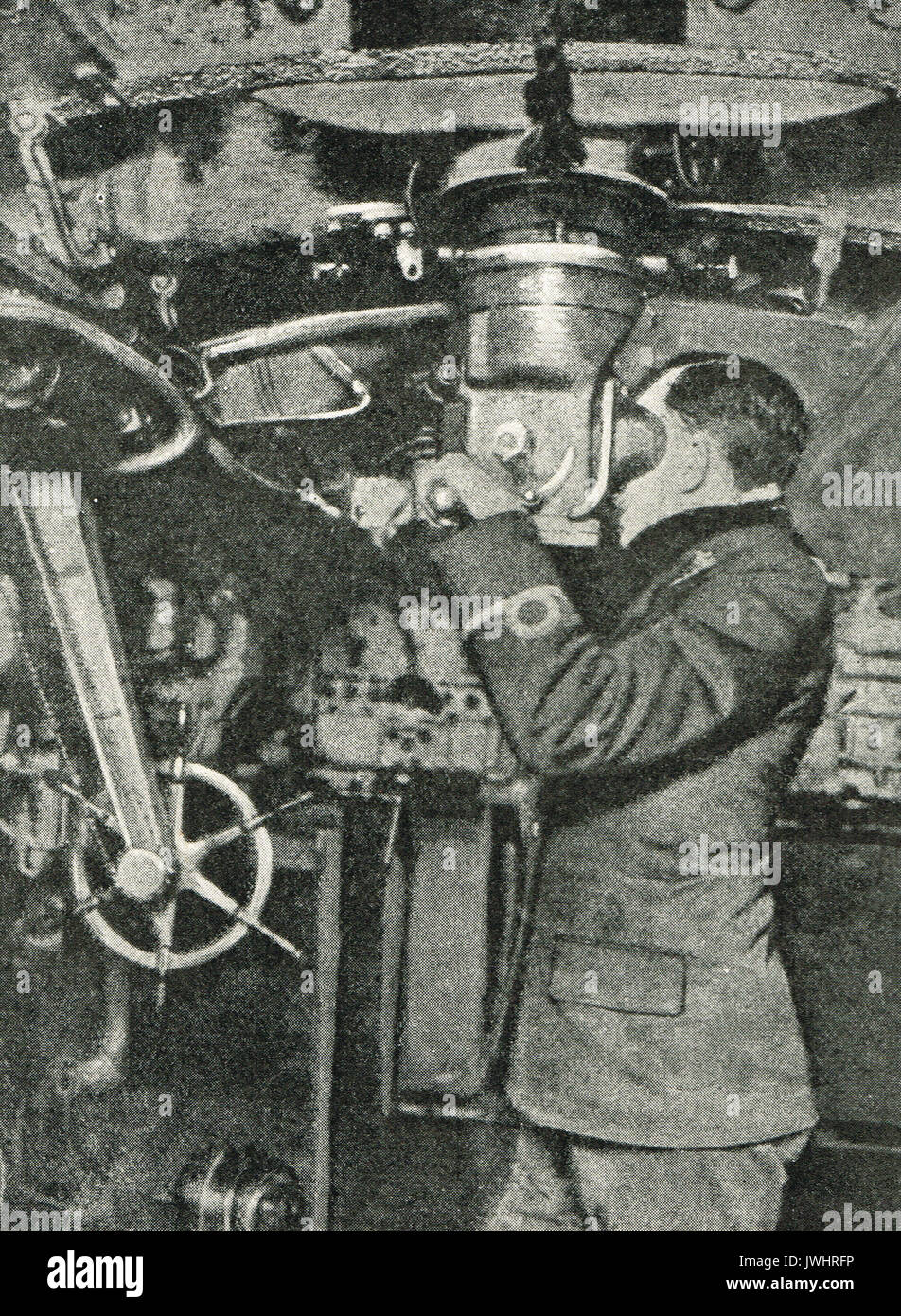 Funzionario tedesco utilizzando periscope, WW1 Foto Stock