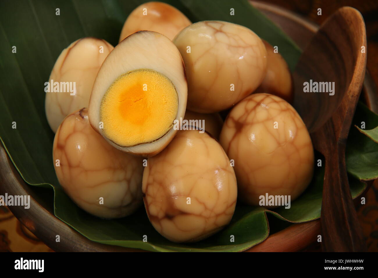 Telur Pindang Marmer. Marmo giavanese in uova cotti tradizionalmente in teak-foglia infusa brodo. Foto Stock