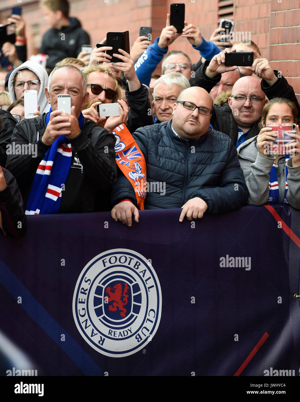 I tifosi dei Rangers guardano mentre l'autobus della squadra Hibs arriva prima della Betfred Cup, ultima partita del 16 allo Ibrox Stadium di Glasgow. PREMERE ASSOCIAZIONE foto. Data immagine: Mercoledì 9 agosto 2017. Vedi la storia di PA RANGERS CALCIO. Il credito fotografico dovrebbe essere: Ian Rutherford/PA Wire. Foto Stock