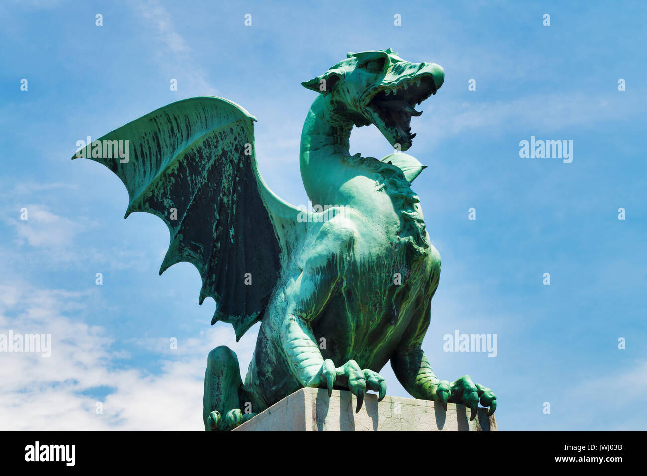 La scultura del Drago si trova sul ponte del drago di Lubiana, Slovenia, Europa Foto Stock