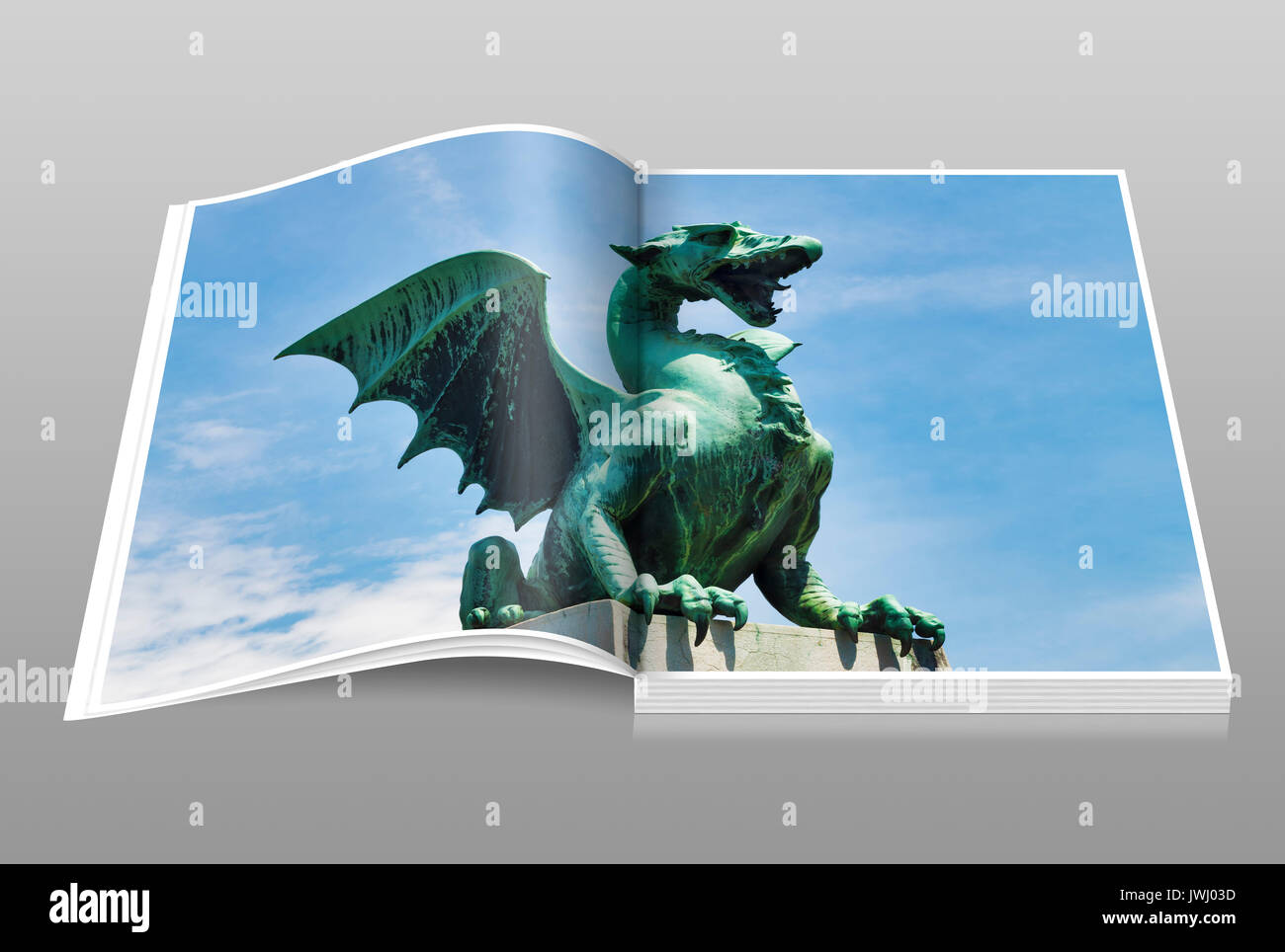 La scultura del Drago si trova sul ponte del drago di Lubiana, Slovenia, Europa Foto Stock