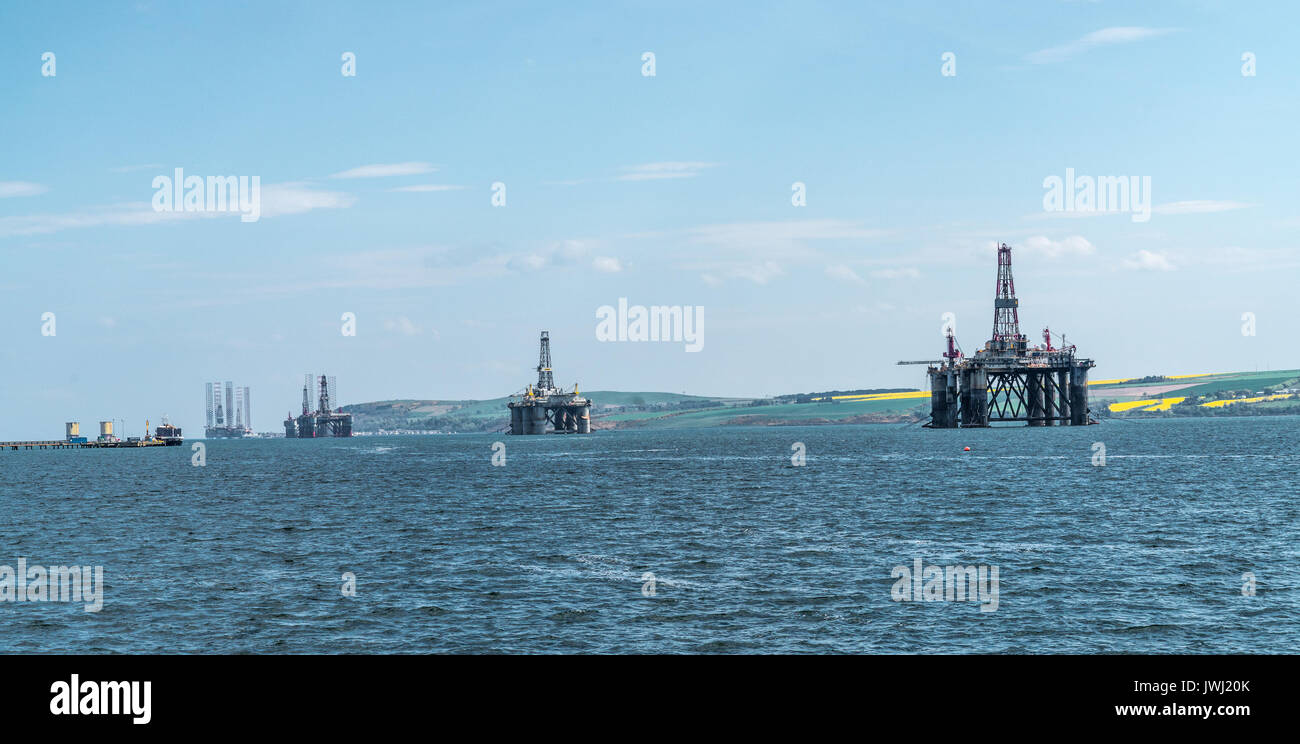 Panorama di una fila di smantellare impianti di trivellazione del petrolio del Mare del Nord in Cromarty Firth, Scozia Foto Stock