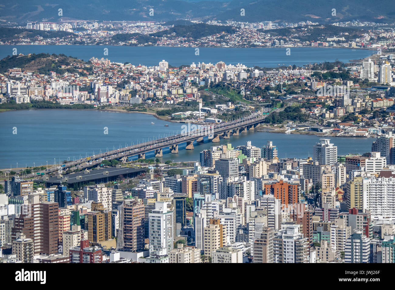 Vista aerea del centro città di Florianopolis e Pedro Ivo Campos Bridge - Florianopolis, Santa Catarina, Brazia Foto Stock