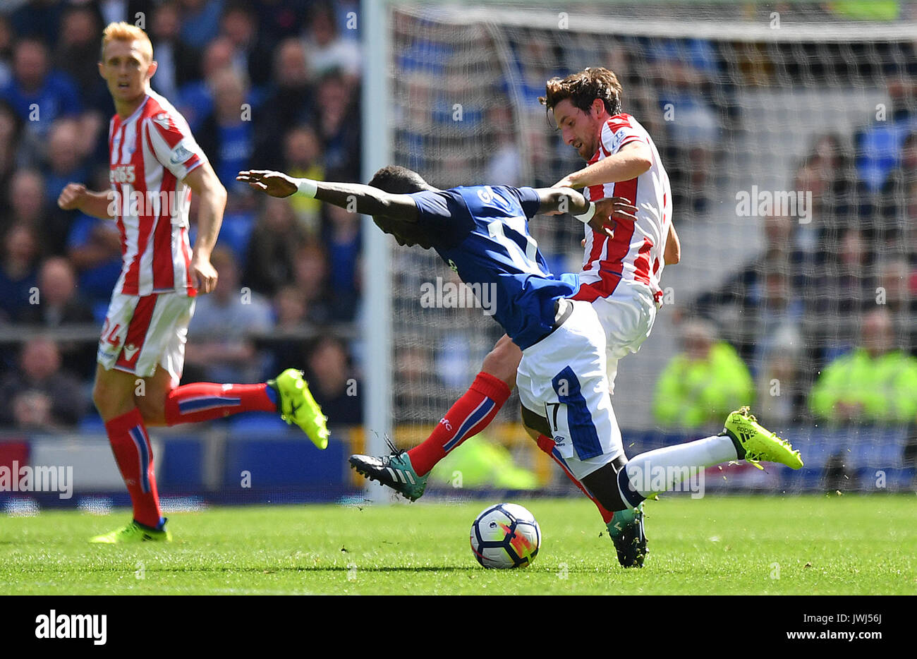 Everton's Idrissa Gueye e Stoke City è Joe Allen (destra) battaglia per la palla durante il match di Premier League a Goodison Park di Liverpool. Foto Stock