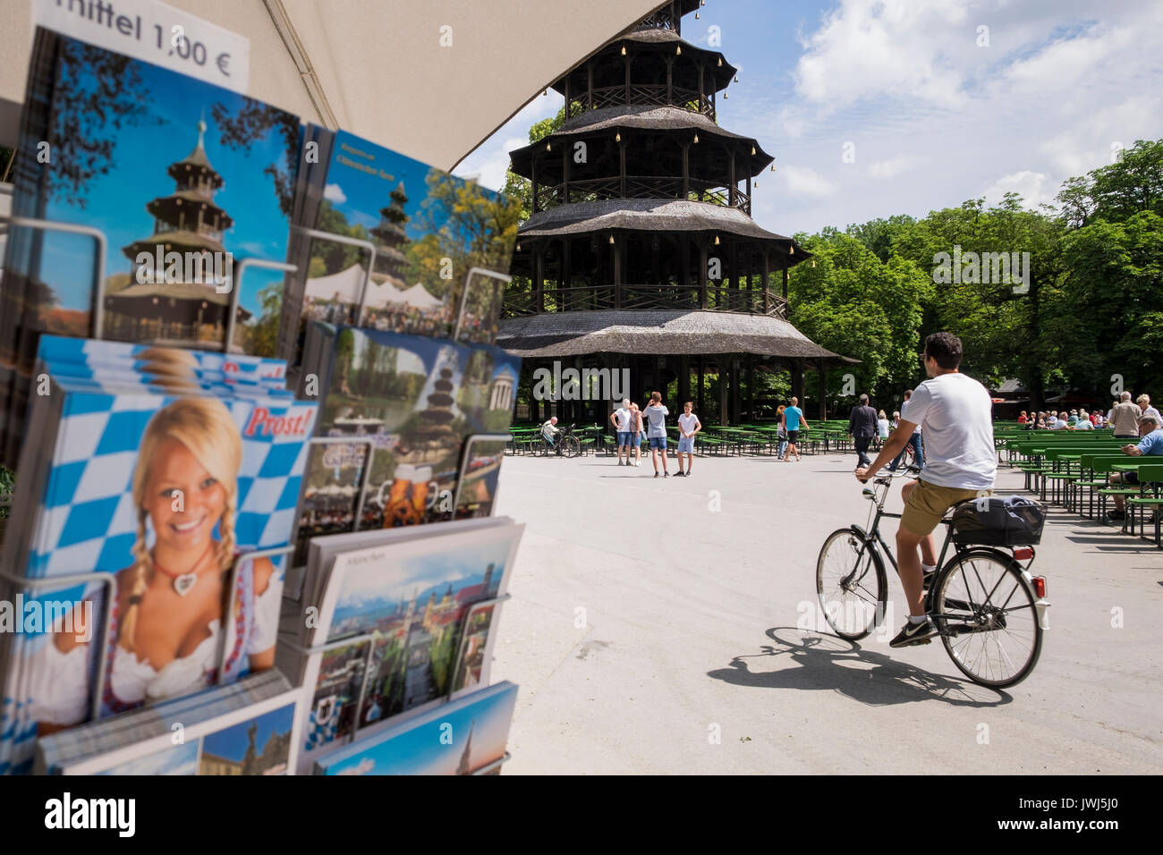 Torre cinese nell'Englischer Garten, il Giardino Inglese park, con i ciclisti e cartoline, Monaco di Baviera, Germania Foto Stock
