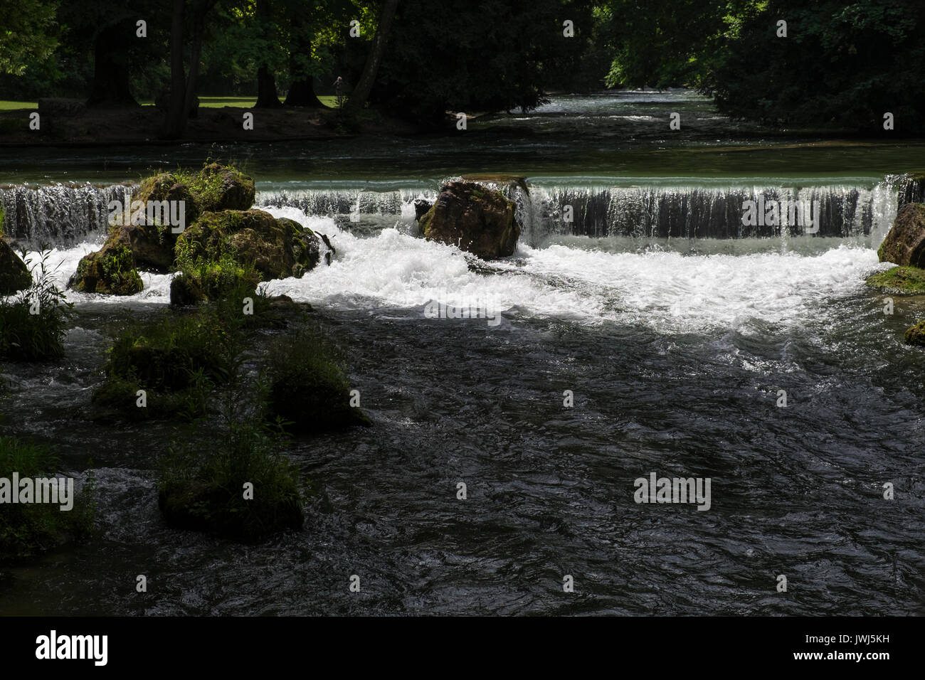 Cascata su un flusso in Englischer Garten, inglese parco giardino di Monaco di Baviera, Germania Foto Stock