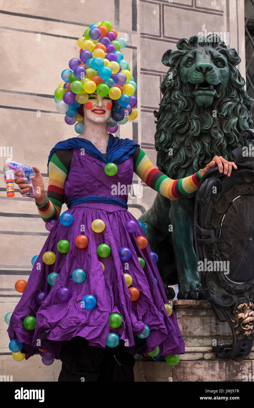 Stiltwalker donna in costume di bolla divertente per le strade di Monaco di Baviera, Germania Foto Stock