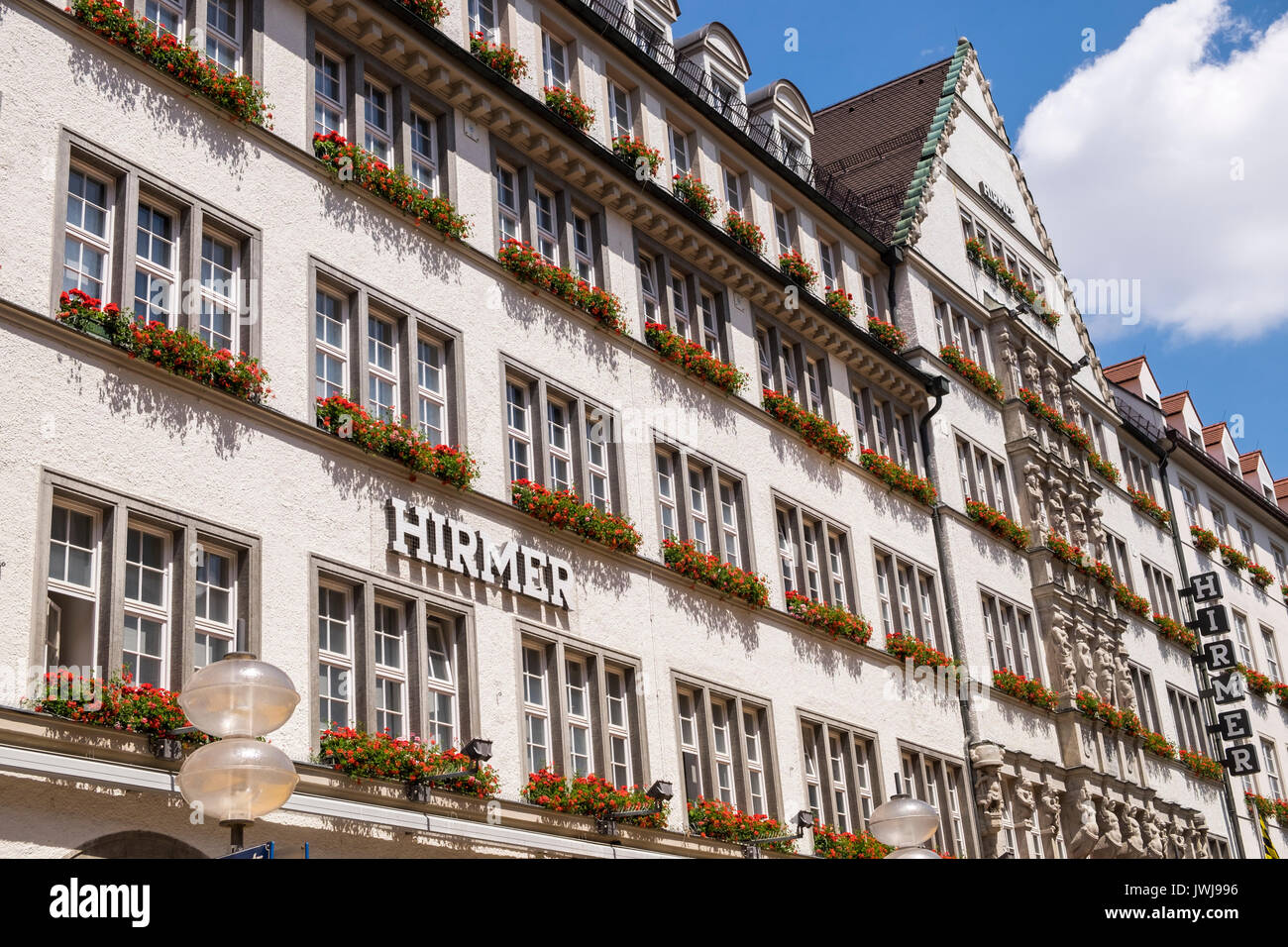 La facciata della Hirmer menswear store nel centro di Monaco di Baviera, Germania Foto Stock