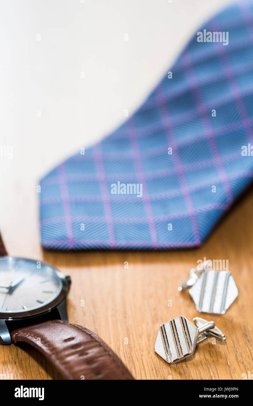 Accessori maschio, cravatta, guardare e gemelli. Foto Stock