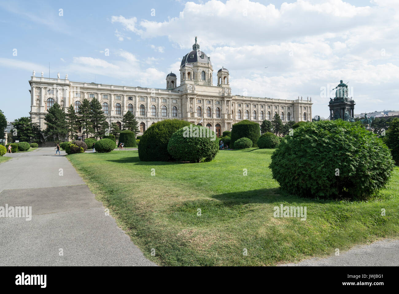 La fontana nella parte anteriore del Kunsthistorisches Museum in Maria-Theresien-Platz a Vienna. Foto Stock