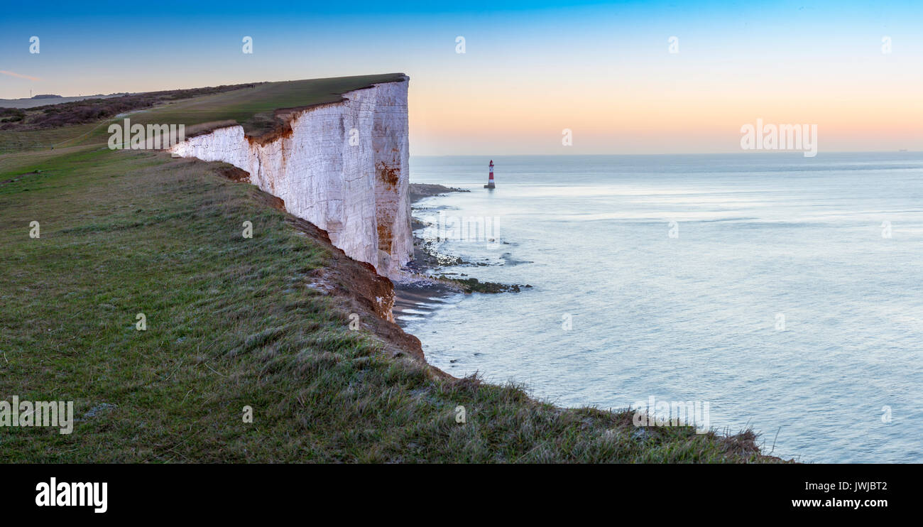 Beachy Head Light House e Chalk scogliere a Sunrise, Sussex, England, Regno Unito Foto Stock