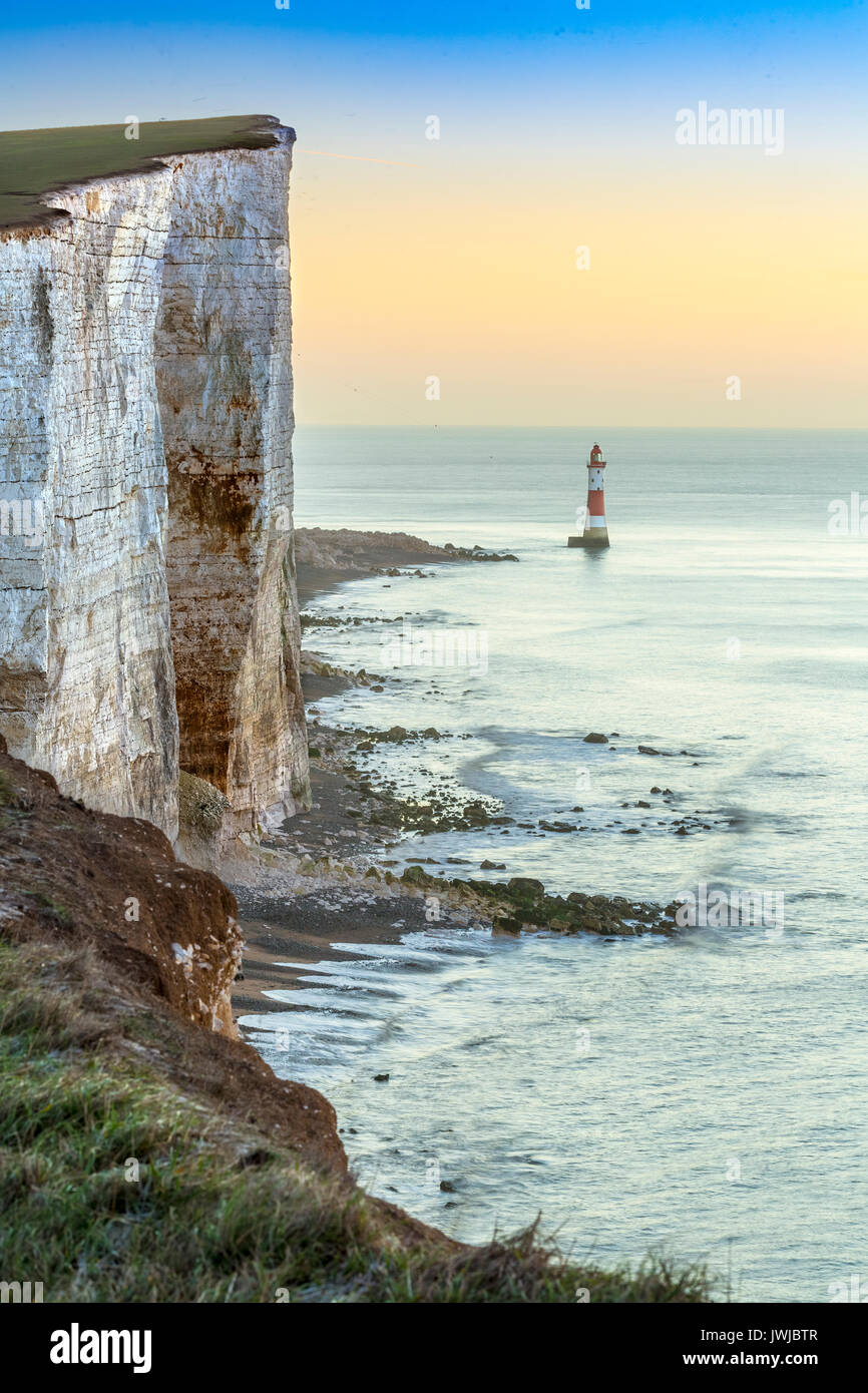 Beachy Head Light House e Chalk scogliere a Sunrise, Sussex, England, Regno Unito Foto Stock