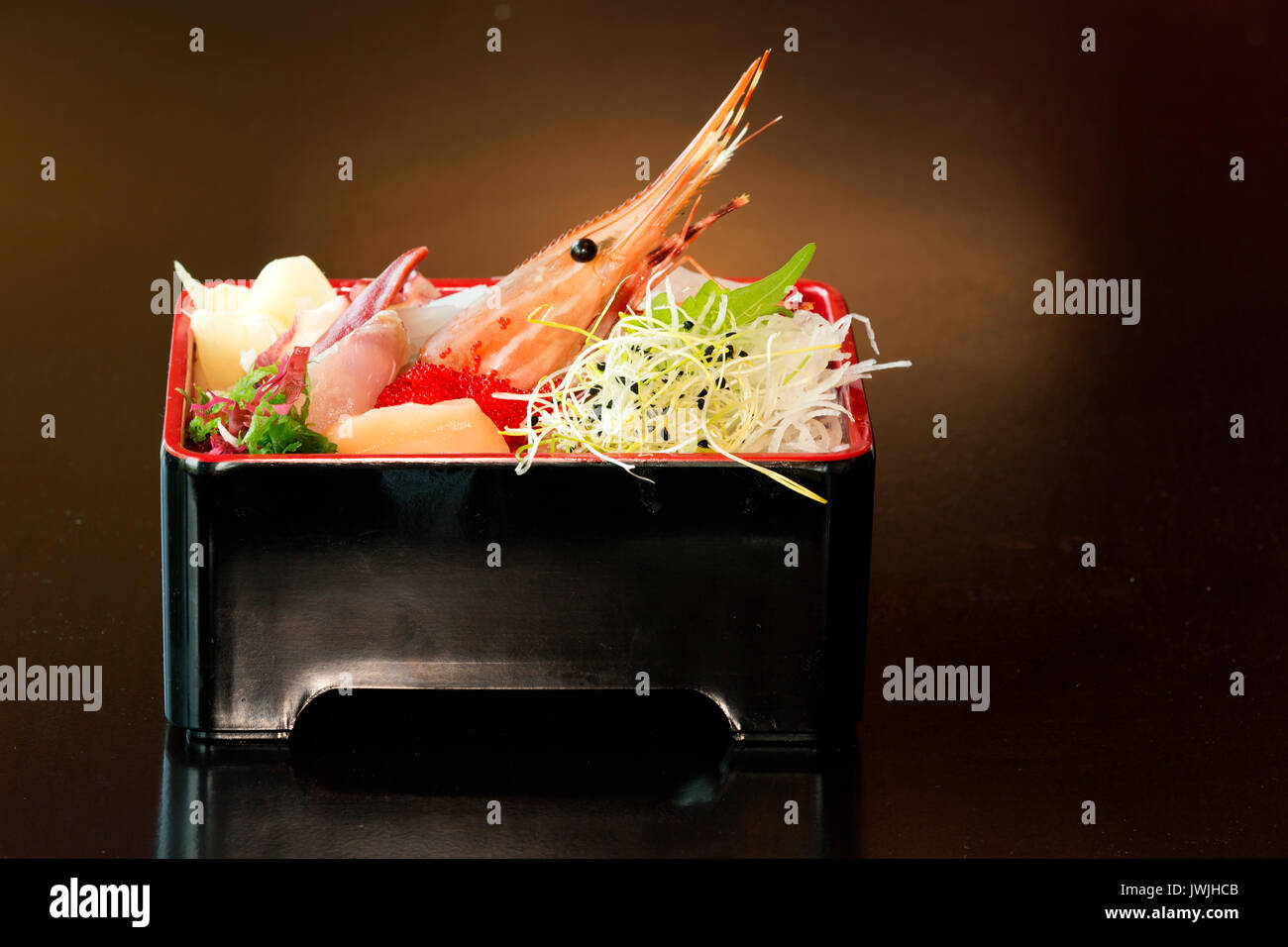 Chirashi, tagliatelle e piatti di pesce in scatola Foto Stock