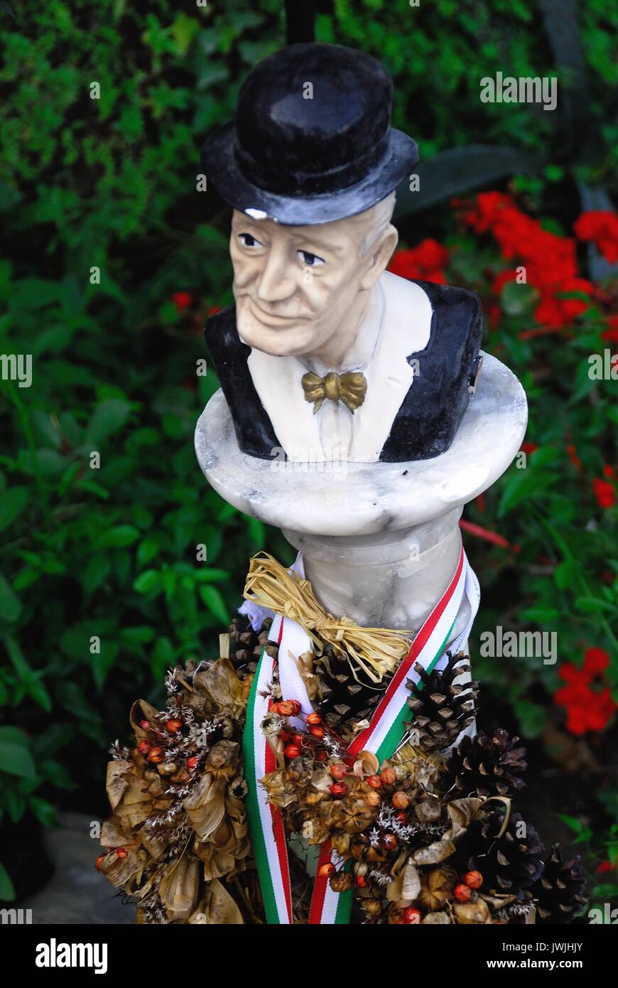 Una statuetta di Totò in un giardino di Napoli. Foto Stock