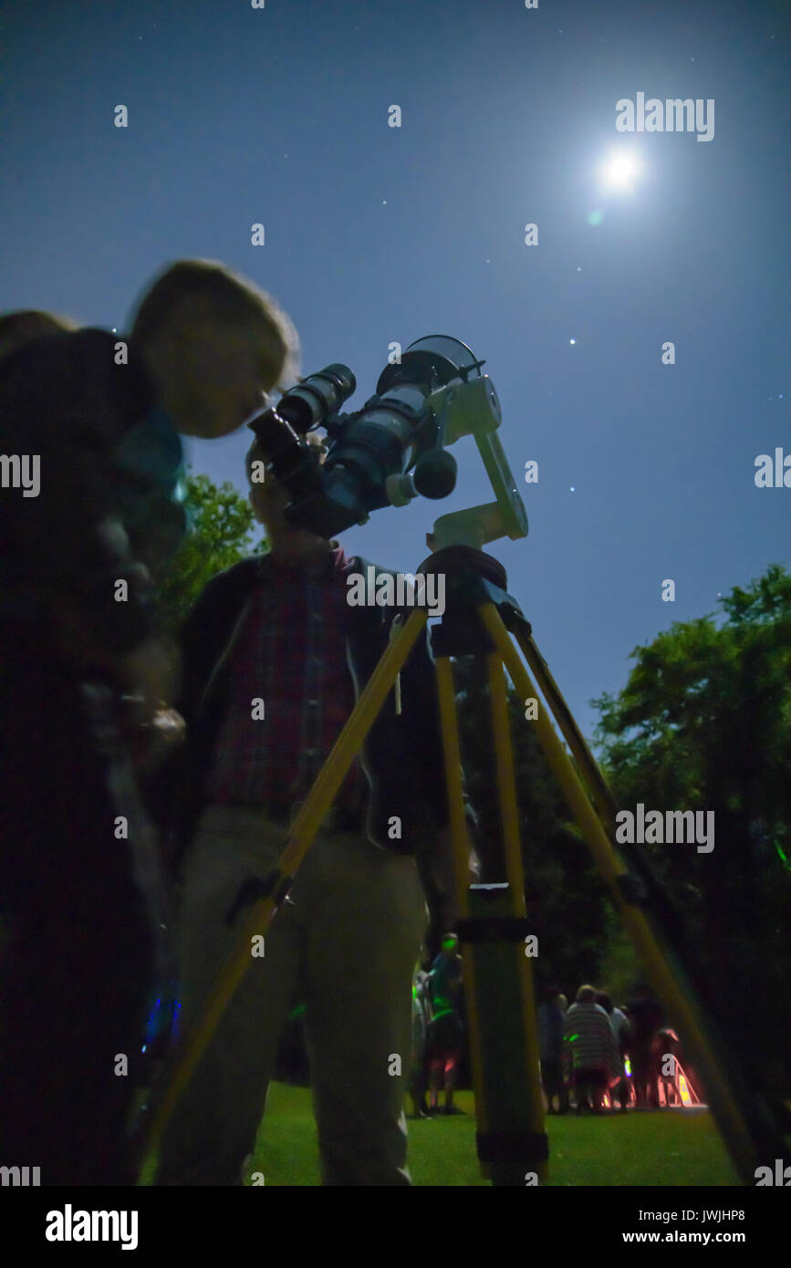 Viiewing notte di luna piena con telescopio Foto Stock