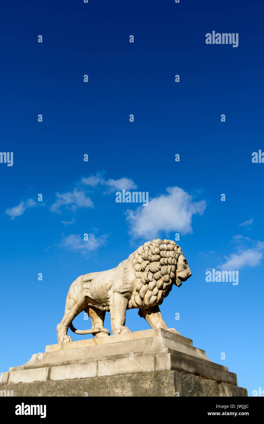 Uno dei due leoni di marmo del giardino delle Tuileries sovrastante la Place de la Concorde a Parigi. Foto Stock