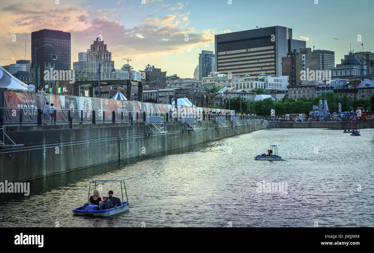 I turisti pedalò nel porto di Old Montreal, Canada. Foto Stock