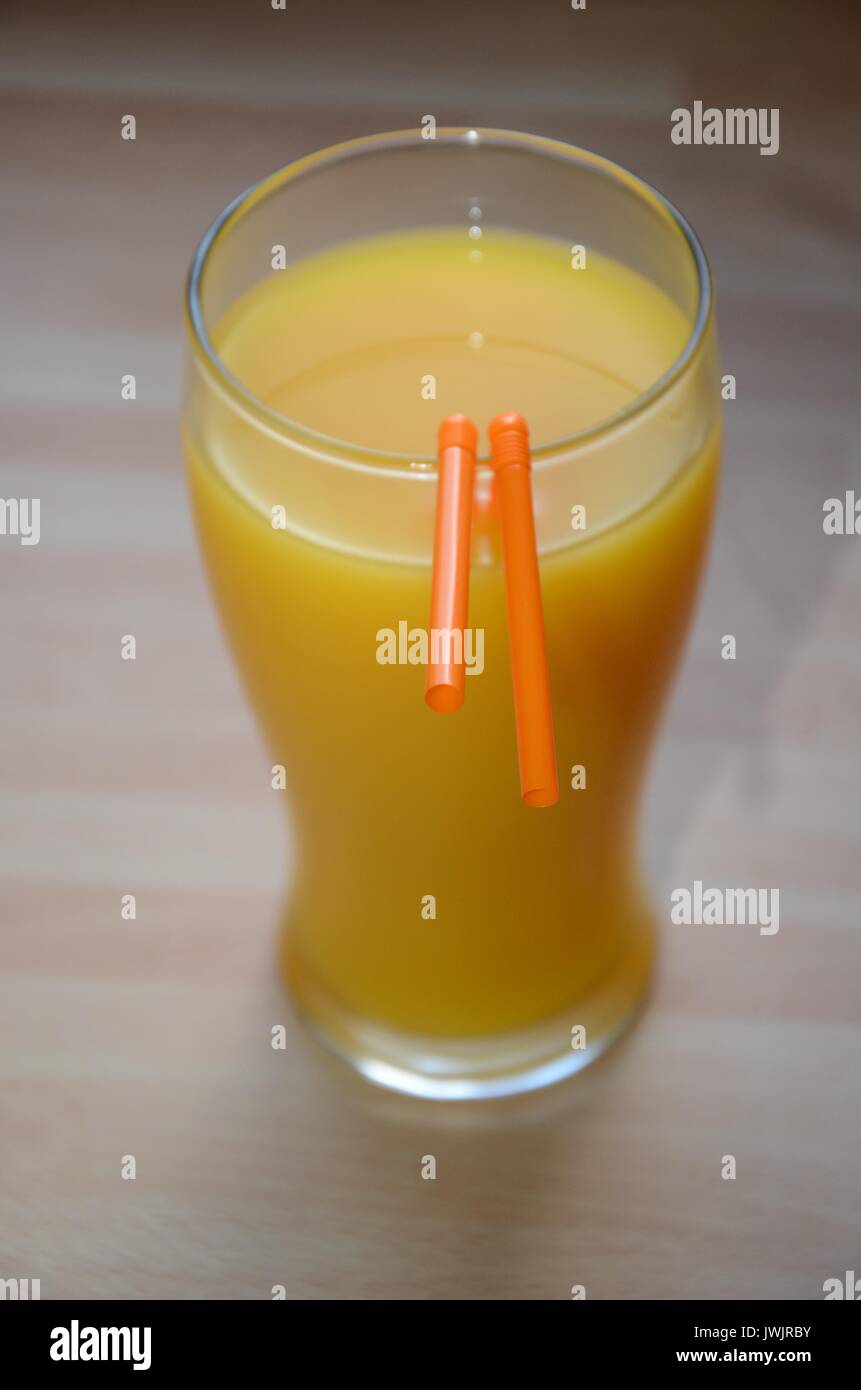 Cinque al giorno, spremuta fresca di pinta di succo di arancia Foto Stock