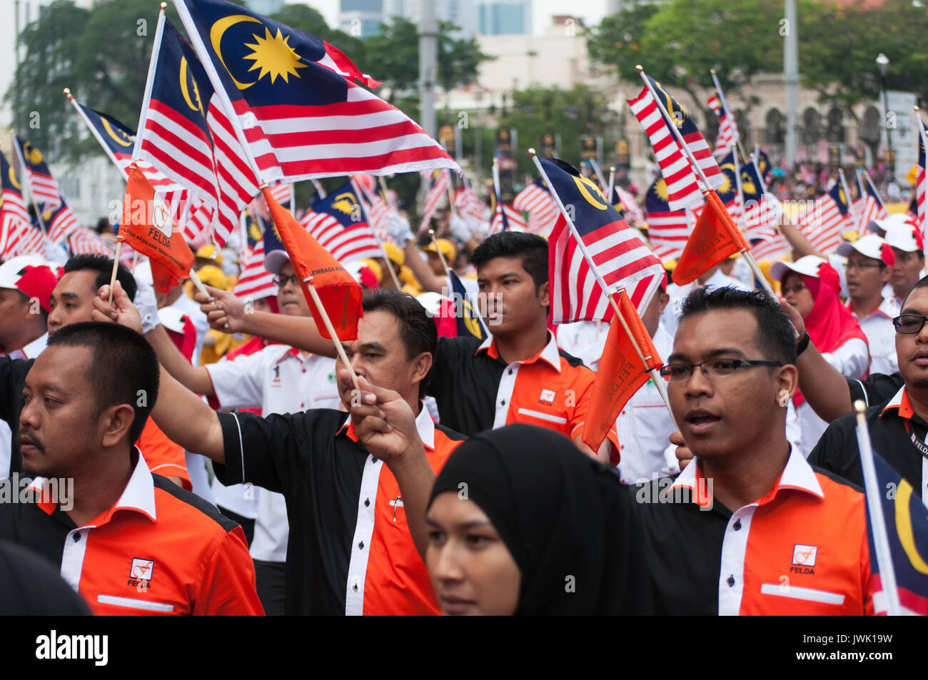 Kuala Lumpur, Malesia - 31 agosto 2014: Parade partecipanti sventola una bandiera malese durante la Malaysia ha 57th Giorno Di Indipendenza parata tenutasi in Merdeka Foto Stock