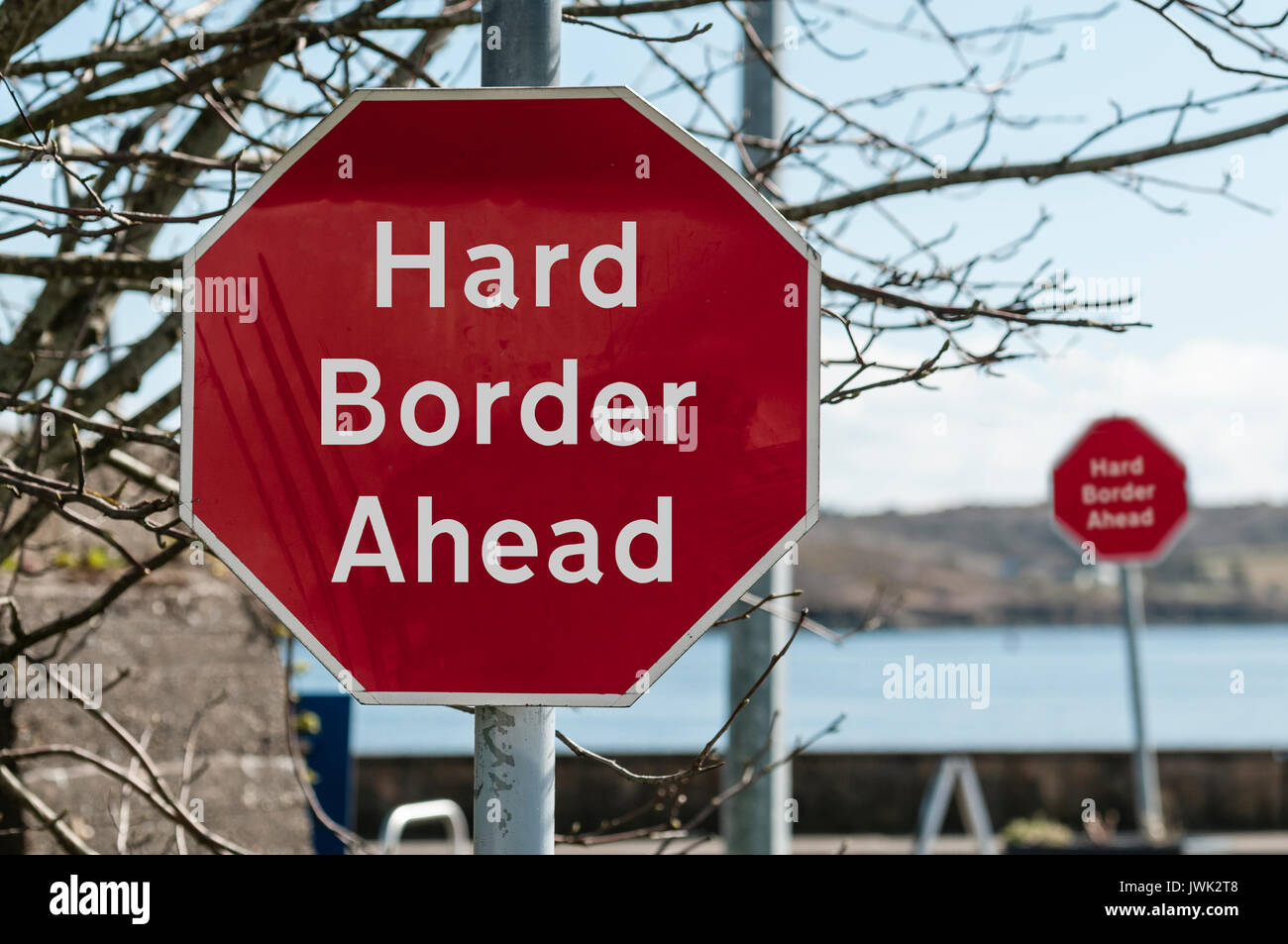 Segno di una giunzione di fermata in Irlanda dicendo "Hard confine AVANTI " Foto Stock