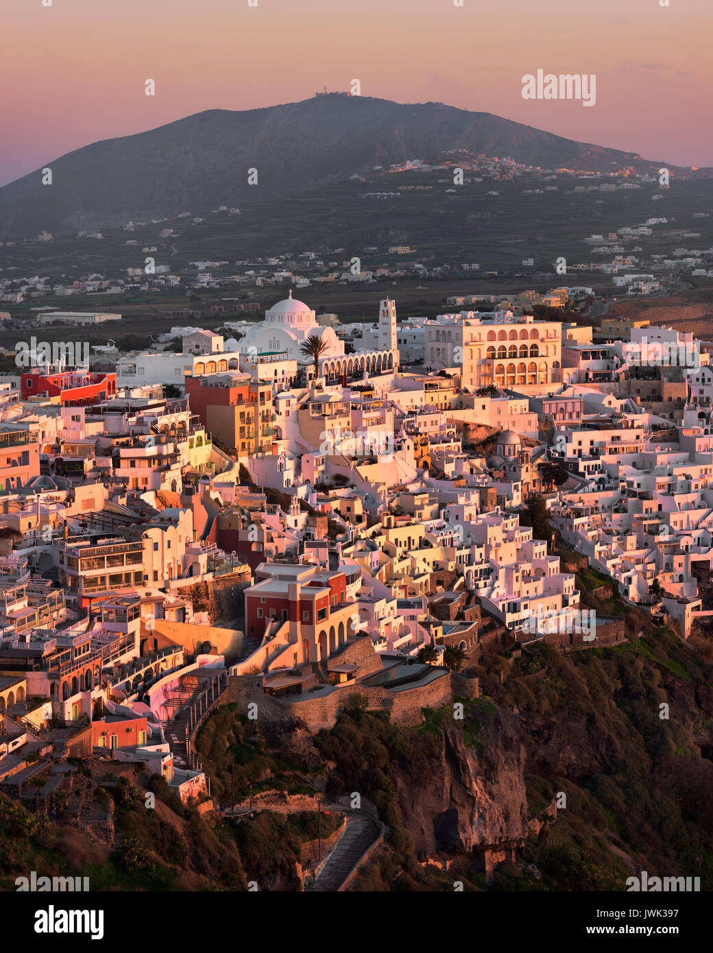 Vista aerea di Fira in serata, Santorini, Grecia Foto Stock