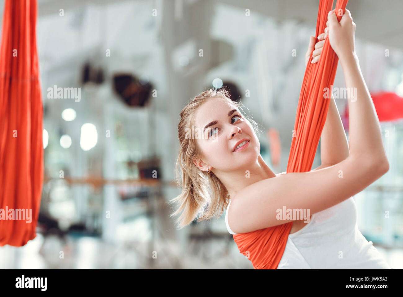 Fly yoga. Giovane donna antenna pratiche anti-gravità lo yoga con amaca . Foto Stock