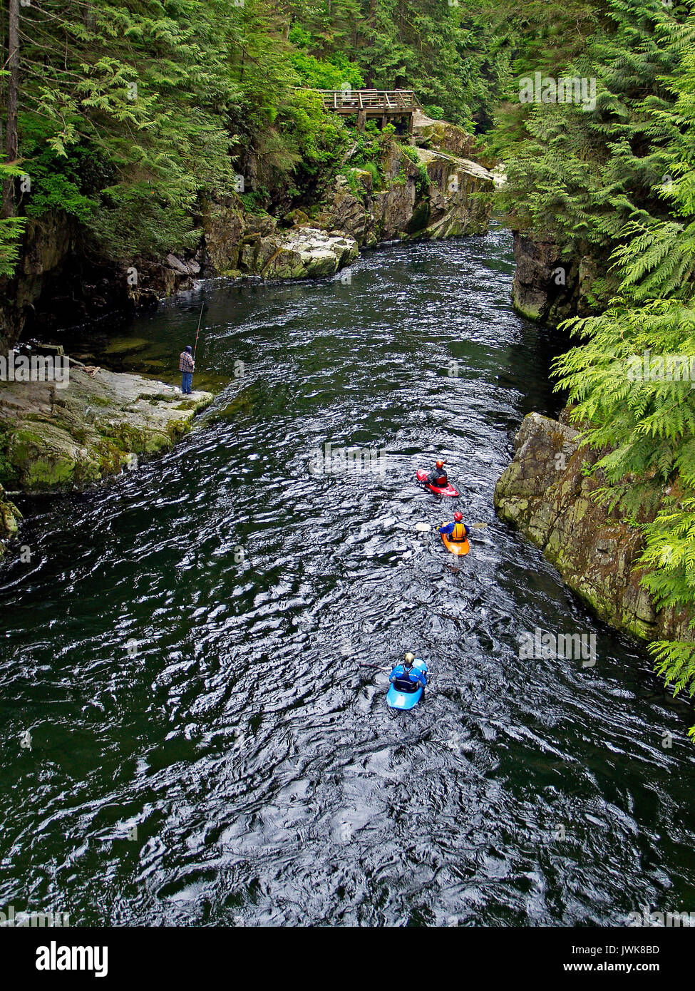 Il kayak giù il fiume Capilano,North Vancouver, BC Foto Stock