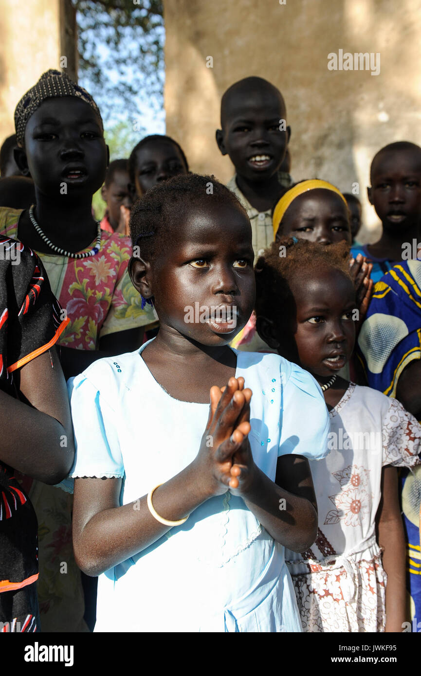 Il SUD SUDAN Bahr al Ghazal regione , Stato dei Laghi, la cittadina di Rumbek, alla messa domenicale nella chiesa cattolica Foto Stock