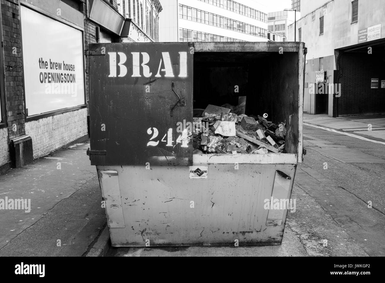 Sheffield, Inner City, Urban Setting, Industrial Waste Skip Container, Waste Collection, Tidy Up, Clear Up, Shown out, Clear Up, Garbage Foto Stock