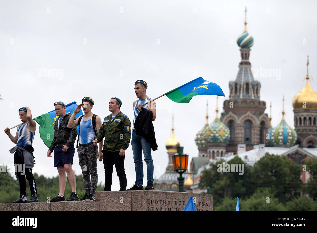 Ex paracadutisti russa nel corso delle celebrazioni di paracadutisti" Giorno nel Campo di Marte Park. In Russia la Truppe aviotrasportate (berretti blu) celebrare la loro vacanza professionale il giorno di Elia Profeta, loro patrono. Foto Stock