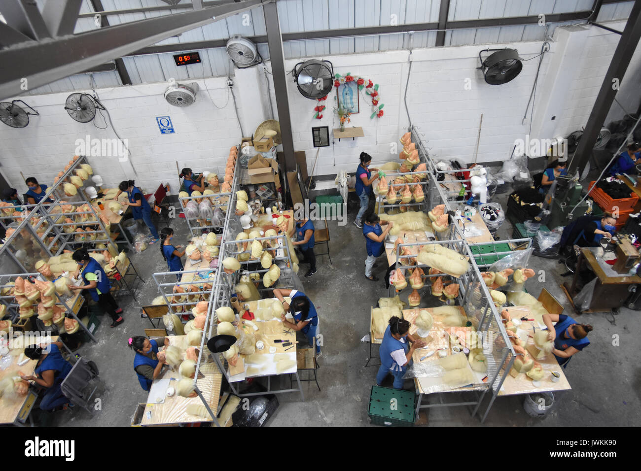 I lavoratori sono visto durante la fabbricazione della maschera di lattice di U.S presidente Donald Trump, i lavoratori della fabbrica di Rev aggiungere il tocco finale alla maschera finita e ad essere confezionati per la vendita in vari stabilimenti in tutto il mondo. Immagine prendere in Cuernavaca, Messico Foto Stock