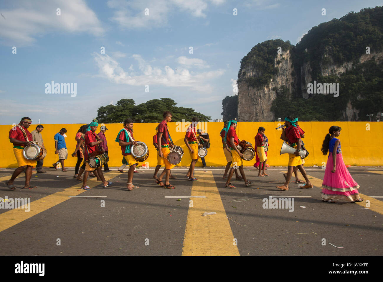 Un tradizionale percussion band esegue durante il Thaipusam festival indù a Grotte Batu tempio a Kuala Lumpur. Thaipusam, una celebrazione che onora Dio Murugan, è creduto per portare la salute e prosperità per i pellegrini disposti ad effettuare il viaggio per il tempio e a donare offerte. Il Thaipusam malese è il più grande festival del suo genere in tutto il mondo, con più di un milione e mezzo di pellegrini e turisti che frequentano. Foto Stock