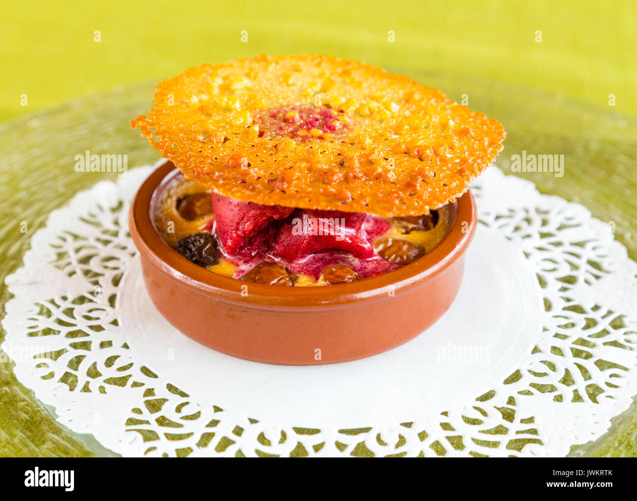 Dessert Gourmet con brandy snap, sorbetto di lampone, uvetta e crema pasticcera Foto Stock