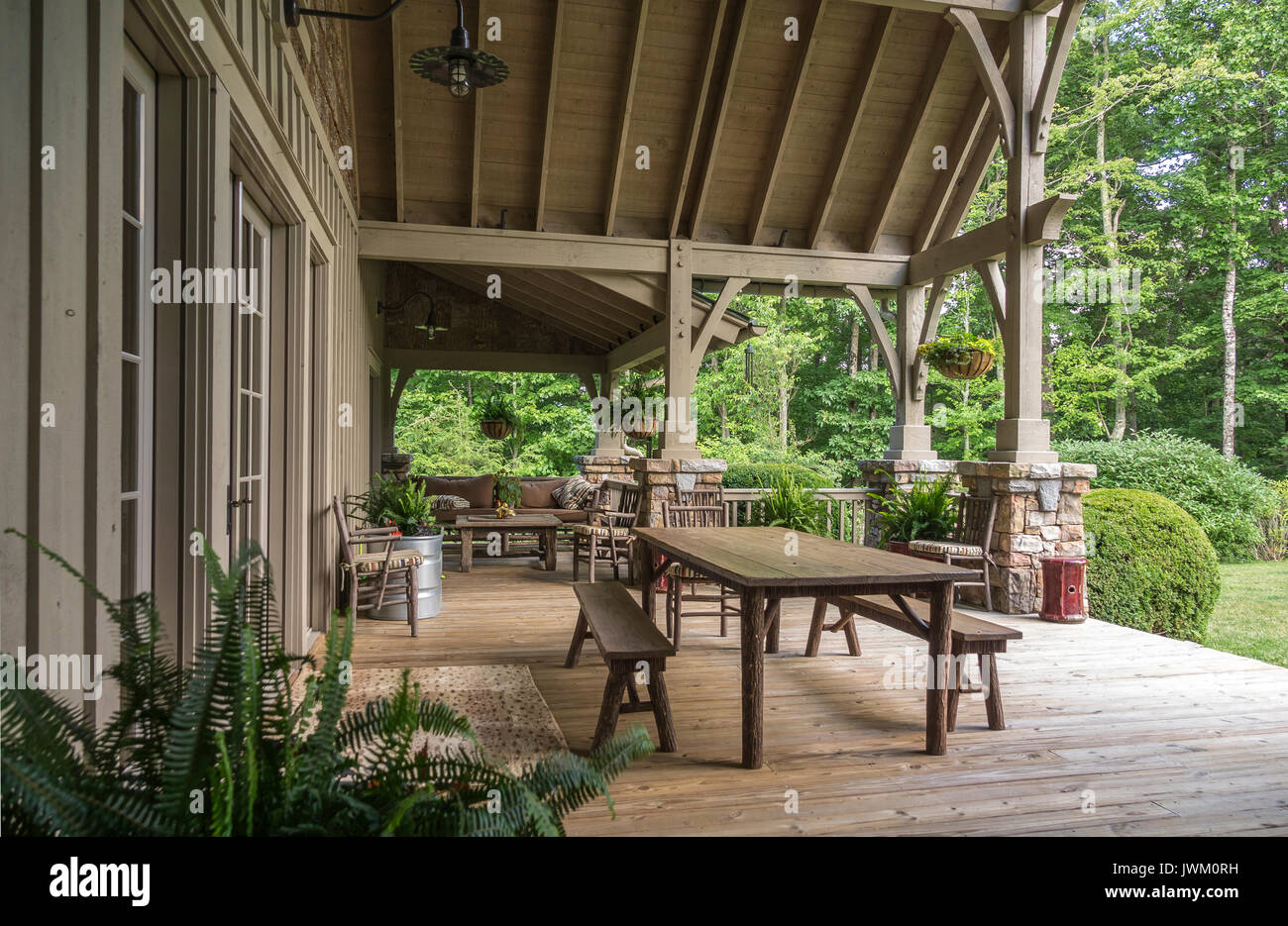 Rustico elegante coperto veranda in legno su estate home Foto Stock