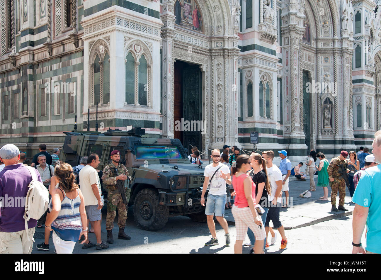 Vettura militare Iveco LMV di durante operazione Strade sicuro nella parte anteriore della Cattedrale gotica di Santa Maria del Fiore (Duomo di Santa Maria del Flowe Foto Stock