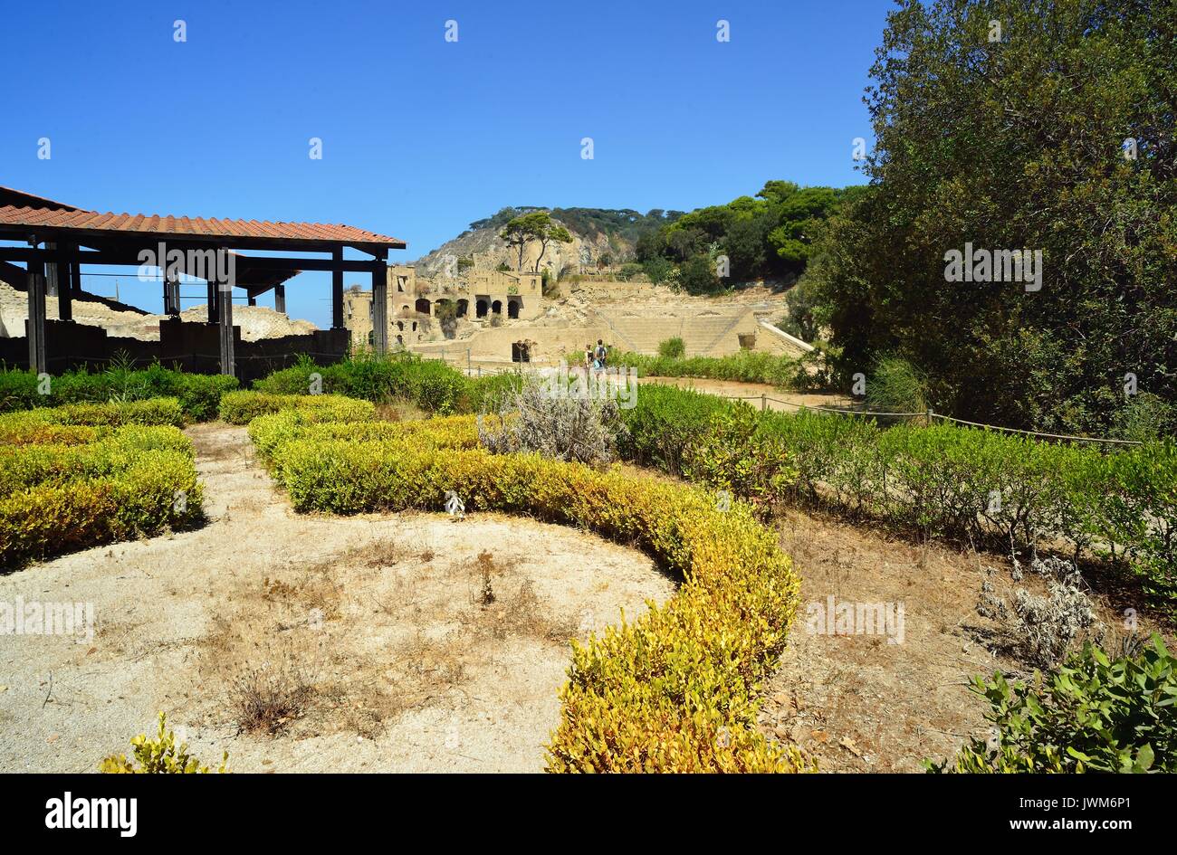 Napoli, il Pausilypon il parco archeologico è un'area archeologica nel quartiere di Posillipo inaugurato nel 2009. La Villa Imperiale, nota anche come Villa di Pollione, è stata eretta nel primo secolo A.C. Da Publio Vedio Pollione. Alla morte di Pollione, la villa divenne la residenza imperiale di Augusto. Dal belvedere della villa si può vedere tutto il golfo di Napoli. La villa è accessibile attraverso una lunga e maestosa galleria romana chiamata Grotta Seiano. Foto Stock