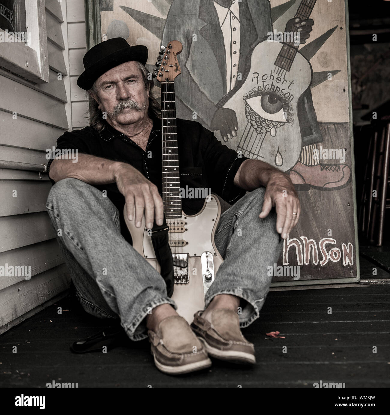 Bill blue's nuovo cd mojolation, avrebbe reso il grande Robert Johnson orgogliosi, foto di copertina al pappagallo verde, key west, fl Foto Stock