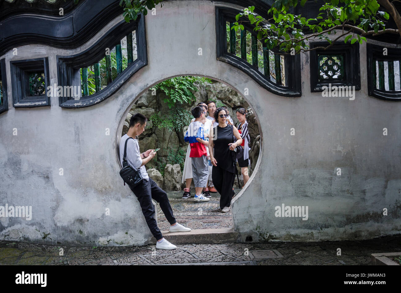 Un arco attraverso una parete nell' Yuyuan Gardens in Cina a Shanghai. Foto Stock