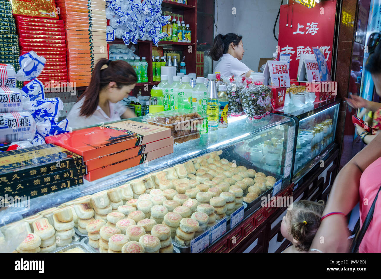 Un cibo di strada in stallo a Shanghai in Cina vendono panini, bevande e altri prodotti alimentari. Foto Stock